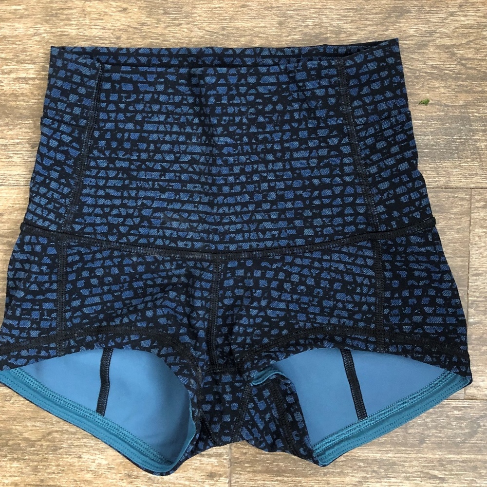 LULULEMON SIZE 2 BOOGIE ROLL DOWN YOGA SHORTS 2"